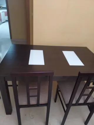 Mesa de comedor oscura con sillas