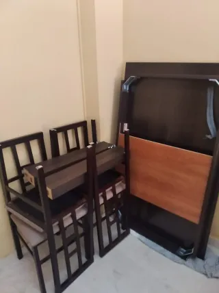 Mesa de comedor oscura con sillas