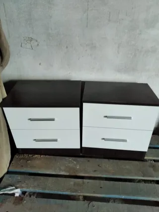 Mesa de comedor oscura con sillas