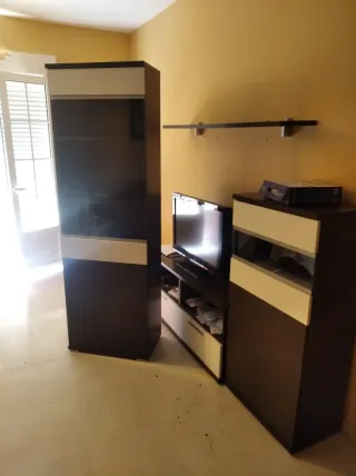 Mesa de comedor oscura con sillas