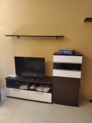 Mesa de comedor oscura con sillas