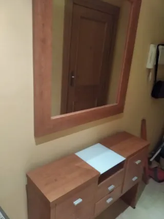 Mesa de comedor oscura con sillas