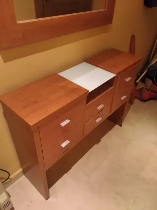 Mesa de comedor oscura con sillas