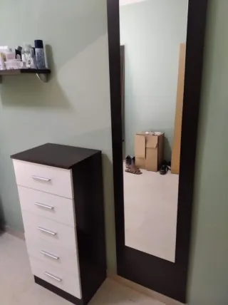 Mesa de comedor oscura con sillas