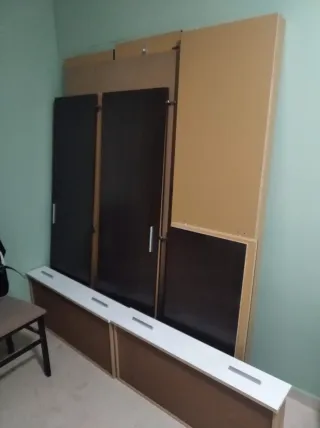 Mesa de comedor oscura con sillas