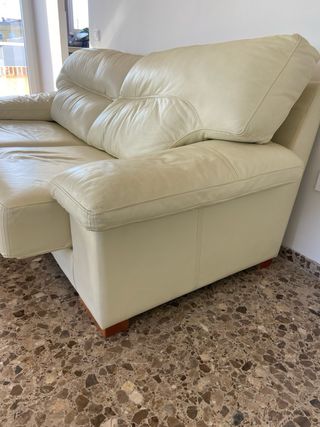 Sofá de piel color crema