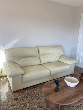 Sofá de piel color crema