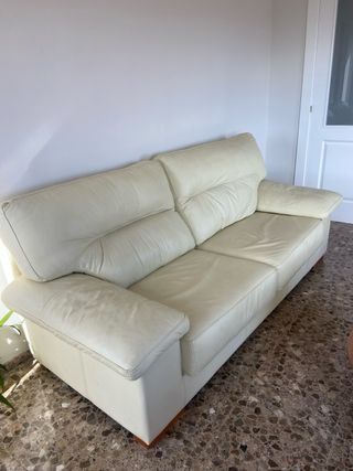 Sofá de piel color crema