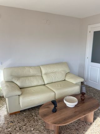 Sofá de piel color crema
