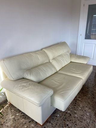 Sofá de piel color crema