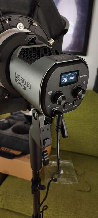 Foco LED COB Neewer MS60B + Pie 2m + Octabox 65cm