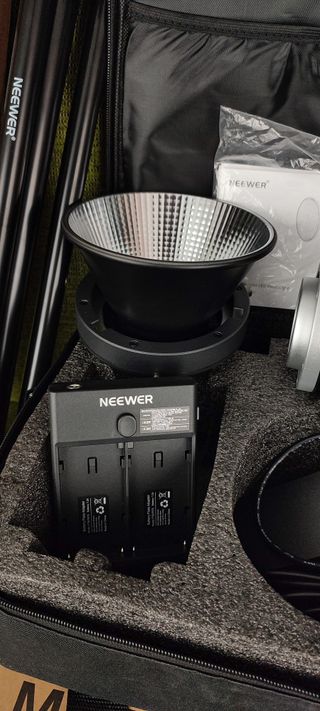 Foco LED COB Neewer MS60B + Pie 2m + Octabox 65cm