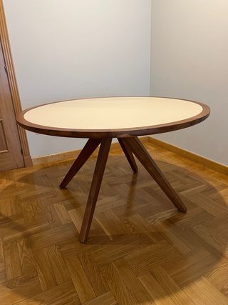 Mesa redonda y 4 sillas comedor marca Sklum