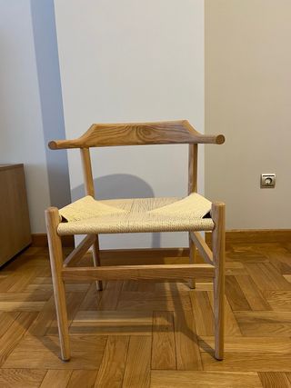 Mesa redonda y 4 sillas comedor marca Sklum