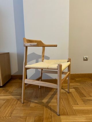 Mesa redonda y 4 sillas comedor marca Sklum