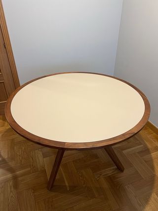 Mesa redonda y 4 sillas comedor marca Sklum