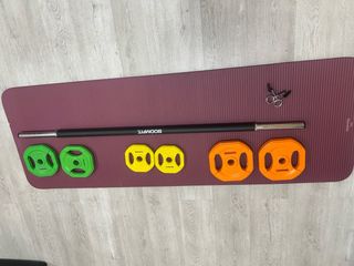 Barra y discos de pesas (1.5, 2.5, 5kg) + pinzas