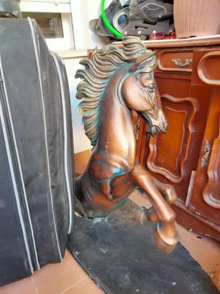 Escultura de Caballo en Metal y Piedra