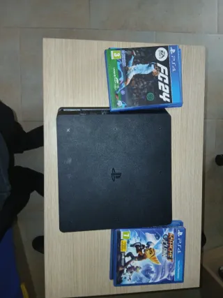 Console PS4 nera + 5 giochi FIFA e Crash