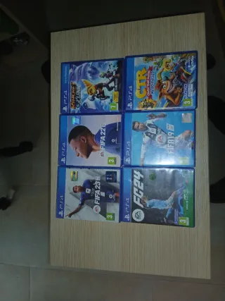 Console PS4 nera + 5 giochi FIFA e Crash