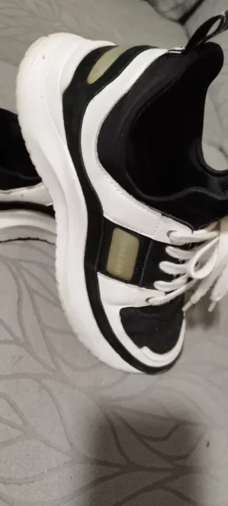 Zapatillas Unisex Negras y Blancas