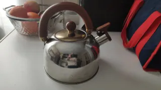 Tetera de metal y madera