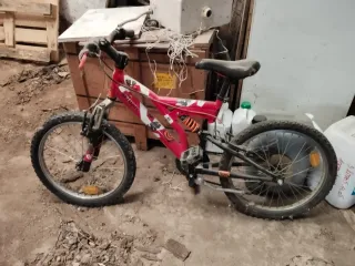 Bicicleta infantil roja