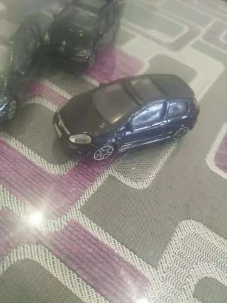 Coche de juguete plateado