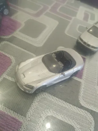 Coche de juguete plateado