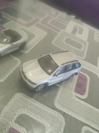 Coche de juguete plateado