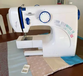 Máquina de coser Victoria mecánica + pedal