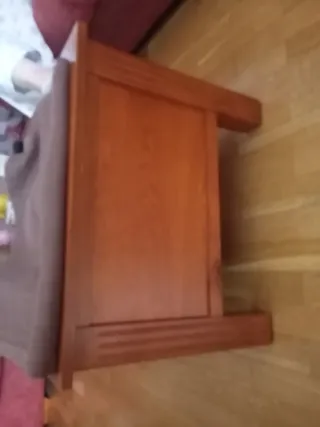 Mesa de madera marrón