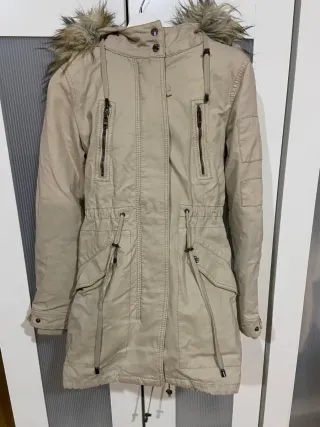 Abrigo Bershka Beige con Capucha y Pelo