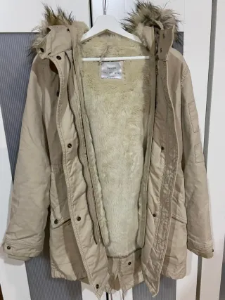 Abrigo Bershka Beige con Capucha y Pelo