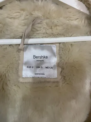 Abrigo Bershka Beige con Capucha y Pelo