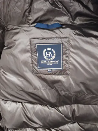 Chaqueta plumífero impermeable con capucha