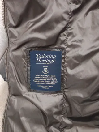 Chaqueta plumífero impermeable con capucha