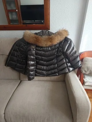 Chaqueta plumífero impermeable con capucha