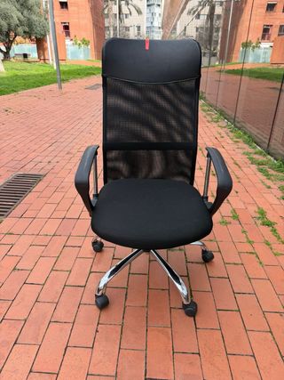 Silla de oficina negra con ruedas