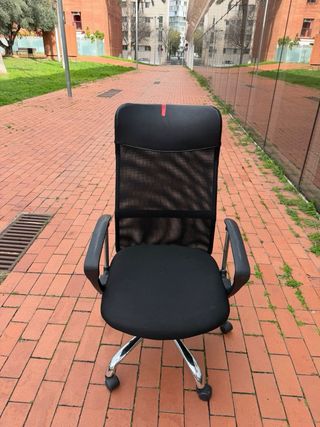 Silla de oficina negra con ruedas