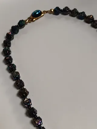 Collana pietre scure iridescenti