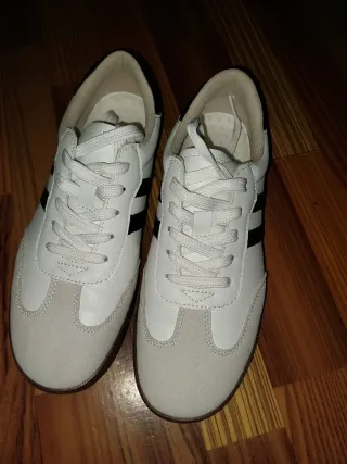 Zapatillas Blancas con Rayas Negras