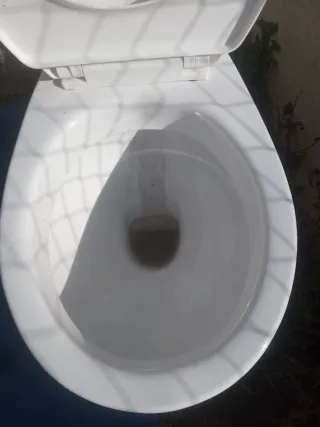 Inodoro de porcelana blanco