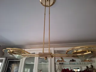 Lámpara colgante dorada con detalles