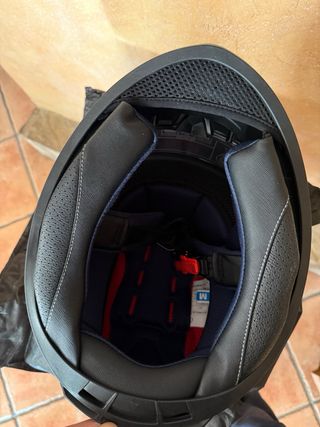 Casco de moto negro con diseño