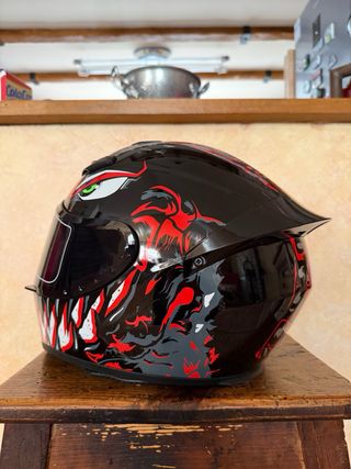 Casco de moto negro con diseño