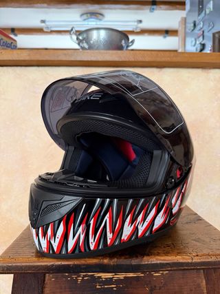 Casco de moto negro con diseño
