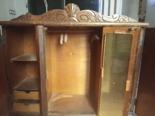 Armario antiguo de muñecas