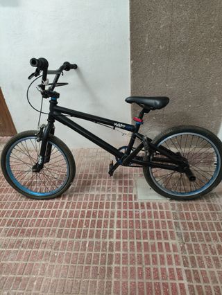 Bicicleta BMX negra poco uso