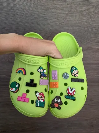 Crocs Verdes con Charms de Mario Bros Talla 39- 40